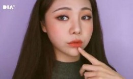 女生化妆娱乐吃瓜酱