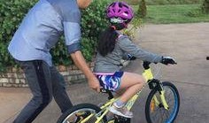 娱乐吃瓜酱骑车摔倒,健康安全不容忽视