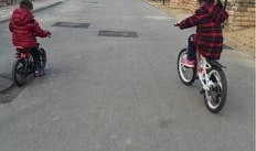 娱乐吃瓜酱骑车摔倒,健康安全不容忽视